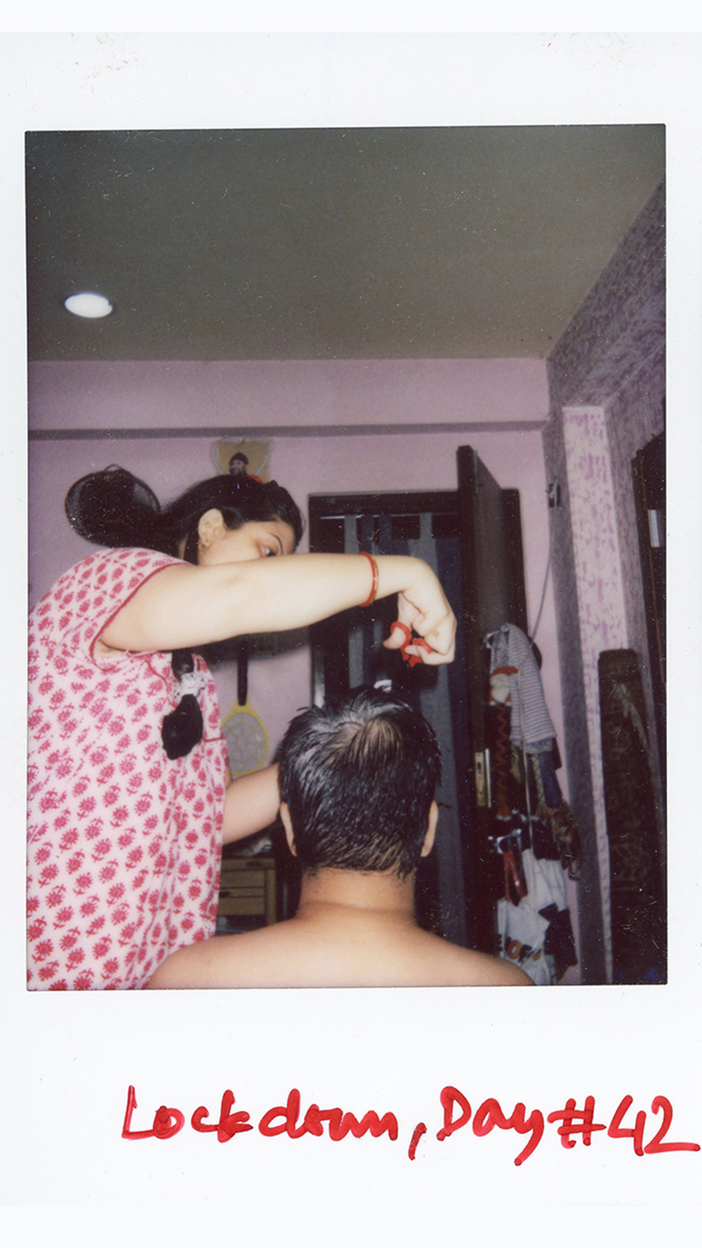 ২৪ বছর বয়সে বেতনের টাকা জমিয়ে একটি ক্যামেরা কেনেন অনিন্দ্য। তার পর ধীরে ধীরে সখের ছবি তোলা হয়ে ওঠে নেশার যাপন।