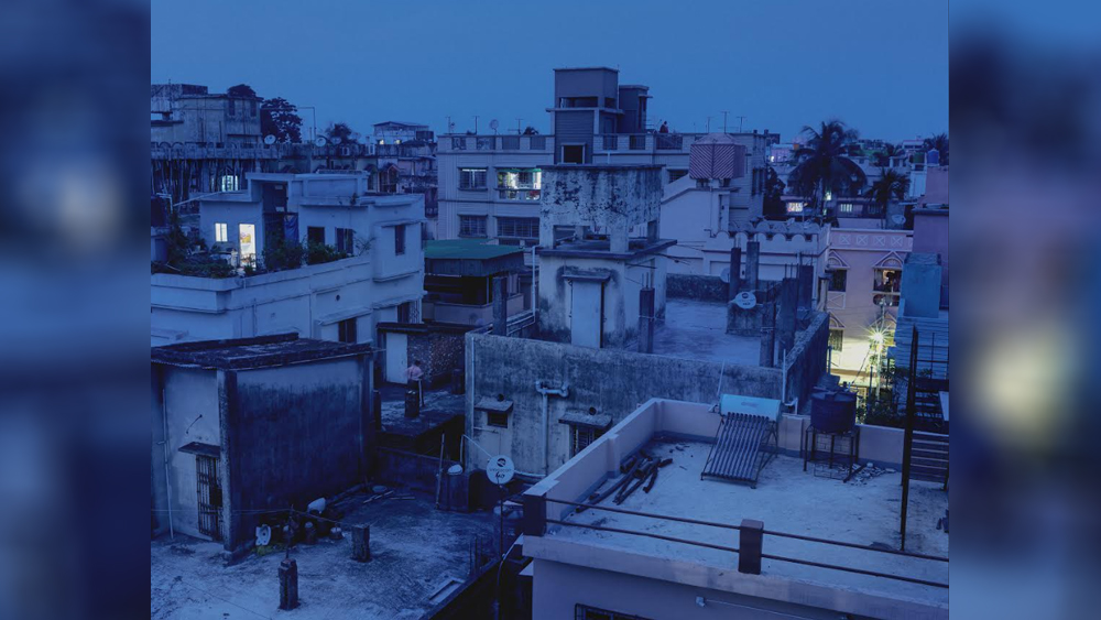 অনিন্দ্য যখন জীবনের খোঁজ চালান, নীলার্ঘ তখন খৌঁজেন অস্তিত্বকে। অস্তিত্বের খোঁজ। ভারী ভারী শব্দ। তবে এই ভারী বিষয়কেই লহমায় সহজ করে তুলতে লেন্সে চোখ রেখেছেন তিনি।