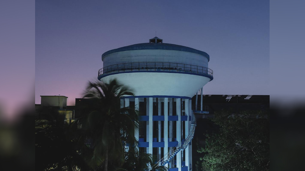 কোনও সবুজ মাঠে একা কোনও বেঞ্চ হোক বা ছাদে নানা বাড়ির মাঝে ফুটকির মতো একটা মানুষ— এই ছোট ছোট অস্তিত্বগুলোকেই লকডাউনের সময় লেন্সে ধরেন কলকাতার ফোটোগ্রাফার নীলার্ঘ চট্টোপাধ্যায়।