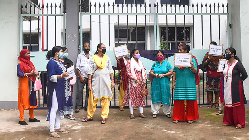 স্কুলের সামনে বিক্ষোভ অভিভাবকদের। নিজস্ব চিত্র