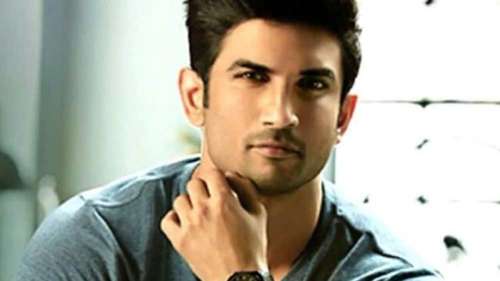 বঞ্চনার অভিযোগ আছে আরও। যশরাজ ফিল্মসের সঙ্গে চুক্তিবদ্ধ তারকা হিসেবে থাকার জন্য ‘ফিতুর’ ছবিতে অভিনয়ের সুযোগও হাতছাড়া হয়ে যায় সুশান্তের।