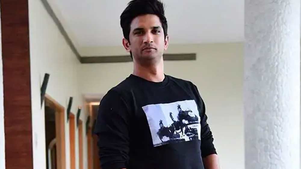 একদিকে আদিত্য চোপড়া, অন্যদিকে কর্ণ জোহর, ইন্ডাস্ট্রির দু’টি বড় নামের ছায়া সরে গিয়েছিল সুশান্ত সিংহ রাজপুতের উপর থেকে। তার মাশুল নাকি তাঁকে দিতে হয়েছে। প্রতিভা থাকা সত্তেও কোণঠাসা হয়ে গিয়েছিলেন বিনোদন দুনিয়ায়। দাবি, তাঁর ঘনিষ্ঠ মহলের।