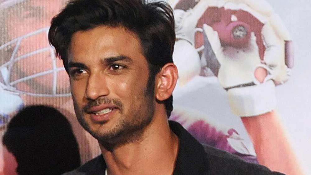 সোশ্যাল মিডিয়ায় উঠে এসেছে সুশান্তের করা পুরনো টুইট। যেখানে তিনি এক অনুরাগীকে অনুরোধ করেছেন তাঁর ছবি দেখার। কারণ, সুশান্তের কথায় দর্শক এবং ভক্তরাই ইন্ডাস্ট্রিতে তাঁর ‘গড’ এবং ‘ফাদার’, দুই-ই।