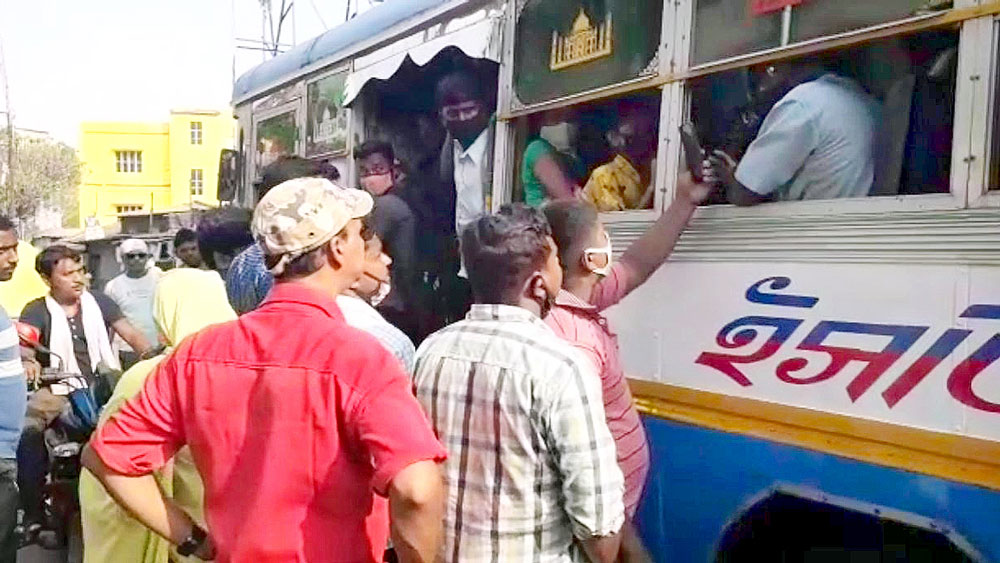 ভিড় ঠেলে যাতায়াত। ক্যানিংয়ে। ছবি: প্রসেনজিৎ সাহা