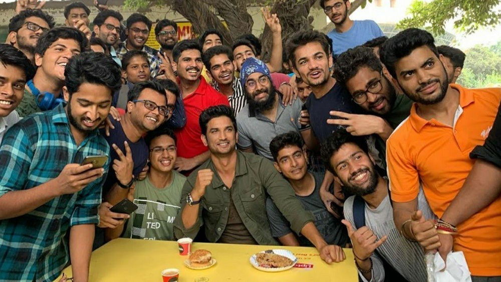 অভিনয়ে পা রাখার আগে দিল্লি টেকনোলজিক্যাল ইউনিভার্সিটিতে মেকানিক্যাল ইঞ্জিনিয়ারিং পড়ছিলেন সুশান্ত। তারকা হয়ে যাওয়ার পরও সেখানে একটি সন্ধ্যা কাটানোর ইচ্ছে ছিল তাঁর। গত বছর ২৯ সেপ্টেম্বর তা পূরণ করেন তিনি।