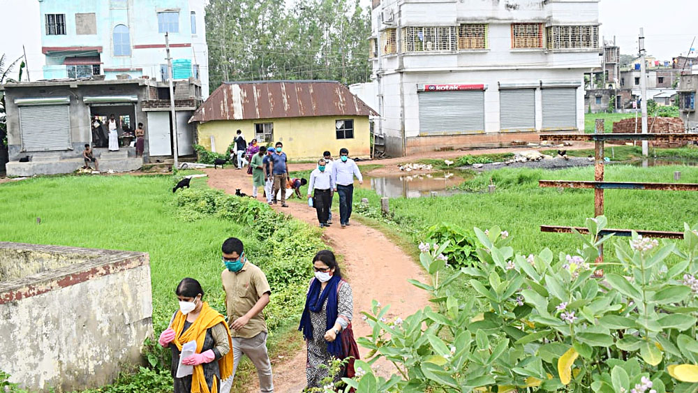 তদন্ত: সোমবার আরামবাগের ১৪ নম্বর ওয়ার্ডে। —নিজস্ব িচত্র