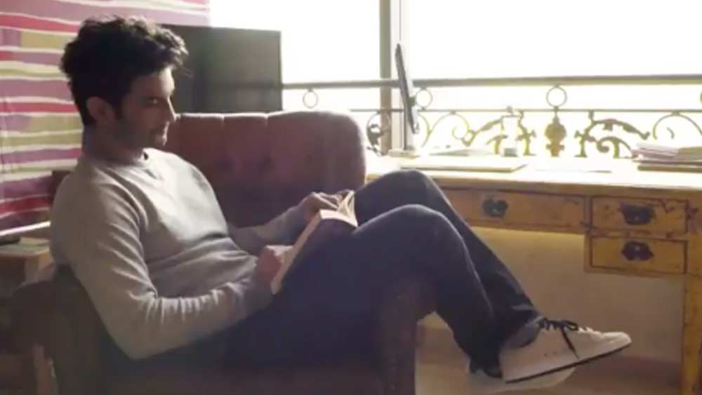 সেলেবদের সাজানো বাড়ি নিয়ে মাঝে মাঝেই ভিডিয়ো তৈরি করে এশিয়ান পেন্টস। সম্প্রতি সোশ্যাল মিডিয়ায় ভাইরাল হয়েছে সুশান্ত সিংহ রাজপুতের বান্দ্রার বাড়ি নিয়ে তৈরি এই রং প্রস্তুতকারী সংস্থার ভিডিয়ো।