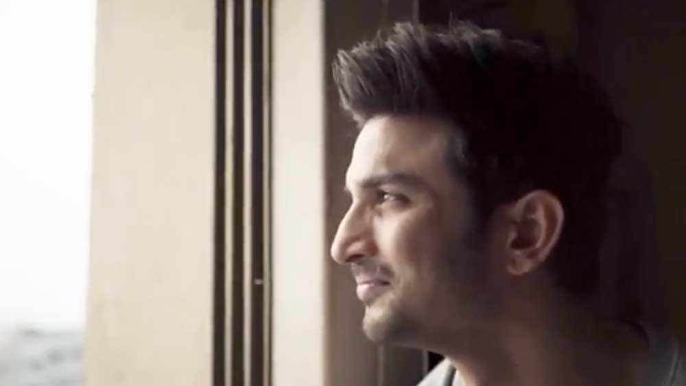 রাতের আকাশ দেখতে ভালবাসতেন সুশান্ত। বান্দ্রার জগার্স পার্কের কাছে বেছে নিয়েছিলেন সমুদ্রমুখী বিলাসবহুল ডুপ্লেক্স বাংলো, ‘মঁ ব্লঁ’।