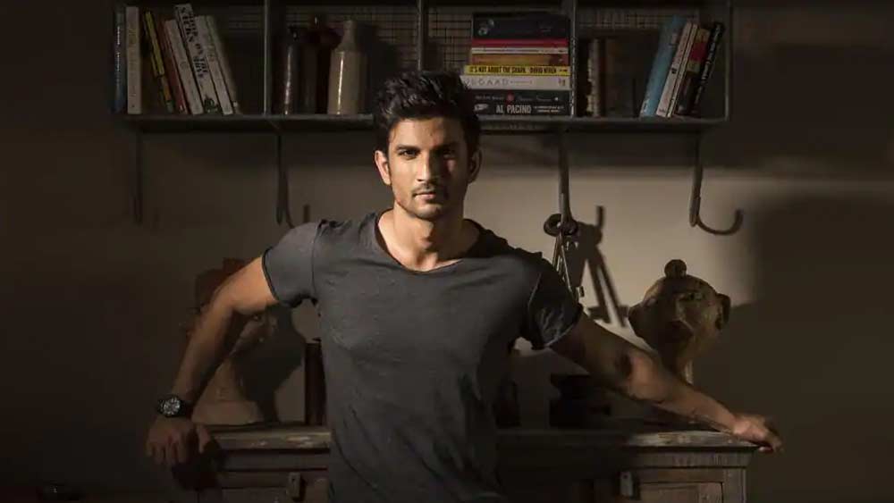 আর পাঁচজন বলিউডি তারকার থেকে সুশান্তের অন্দরমহল অনেকটাই আলাদা। তারকার দ্যুতি থেকে তাঁর বাড়িতে আধিপত্য ছিল মেধার।