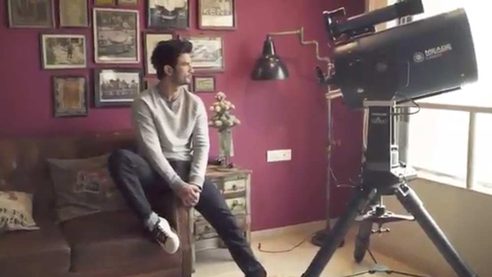 বাড়িতে থাকলে সুশান্তের বেশিরভাগ সময় কাটত লিভিং রুমে। তিনি বলতেন এটা তাঁর সময়সফরের ঠিকানা। খোলা জানালার পাশে রাখা থাকত অত্যাধুনিক টেলিস্কোপ।