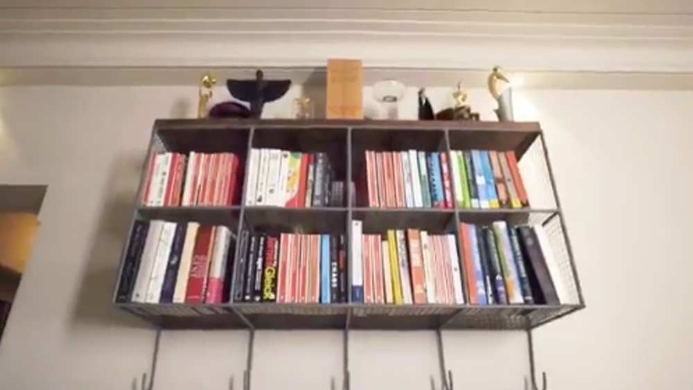 টেলিস্কোপ ছাড়া তাঁর বৈঠকখানার অন্যতম গুরুত্বপূর্ণ অঙ্গ ছিল বই আর পেন্টিং।