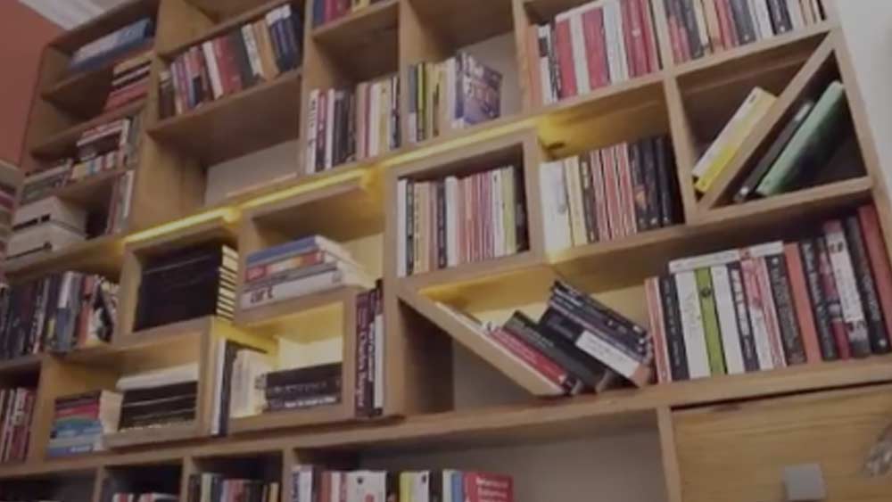 বিভিন্ন বিষয়ের উপর পড়াশোনা করতে ভালবাসতেন সুশান্ত। লিভিং রুমের দেওয়াল জুড়ে বুকশেল্ফ। সযত্নে সাজানো পেপারব্যাক ও হার্ডকভার।