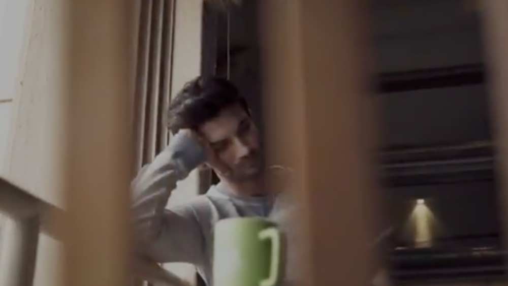 শুধু সাজিয়ে রাখা নয়। ব্যস্ত অভিনেতা গোগ্রাসে পড়তেনও বই। মনের মতো বই আর কফির কাপ হাতে কেটে যেত সুশান্তের সময়।