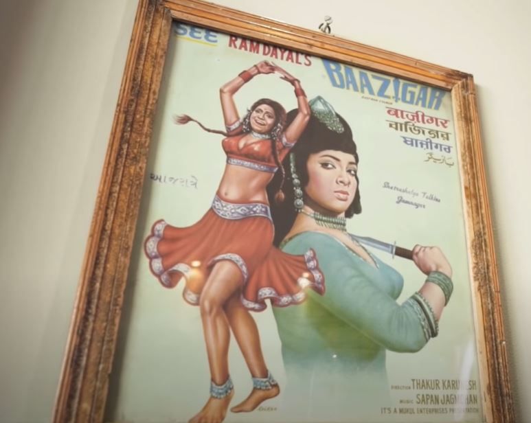 বাছাই করা পেন্টিং দিয়ে সাজিয়েছিলেন নিজের বাংলো। কোনও ছবি মহাকাশ অভিযানের। কোথাও ভিন্টেজ বাহন। কোথাও আবার ফ্রেমবন্দি পুরনো সিনেমার পোস্টার।