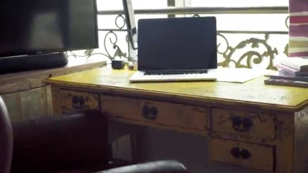 উজ্জ্বলতার বদলে তাঁর অন্দরসজ্জায় প্রাধান্য পেয়েছে মাটি ঘেঁষা রং। প্রিয় রঙ ছিল হলুদ। সেই রঙই ছিল টেবিলে। তবে সেখানেও ম্যাট ফিনিশিংয়ের লুক।