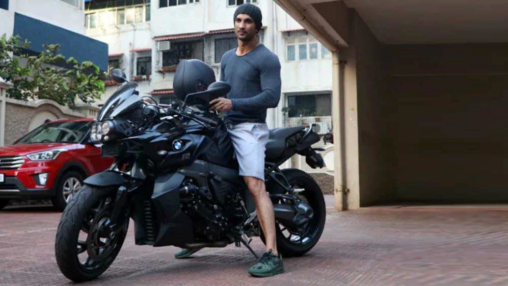 শৌখিন সুশান্ত অসম্ভব ভালবাসতেন বিলাসবহুল গাড়ি। তাঁর কাছে ছিল মূল্যবান বিএমডব্লু কে ১৩০০ আর মোটরসাইকেল। পছন্দের বাহন ছিল বিলাসবহুল স্পোর্টসকার মাসেরাতি কোয়াত্রোপোর্তে এবং ল্যান্ডরোভার রেঞ্জ রোভার এসইউভি। গাড়ির মিনিয়েচার থাকত ঘরসজ্জাতেও।