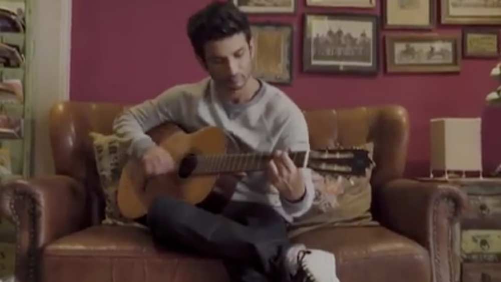 যখন বইয়ের পাতায় বা রাতের আকাশের ছায়াপথেও চোখ রাখতে ইচ্ছে করত না, তখন গিটার হাতে বসতেন সোফায়।