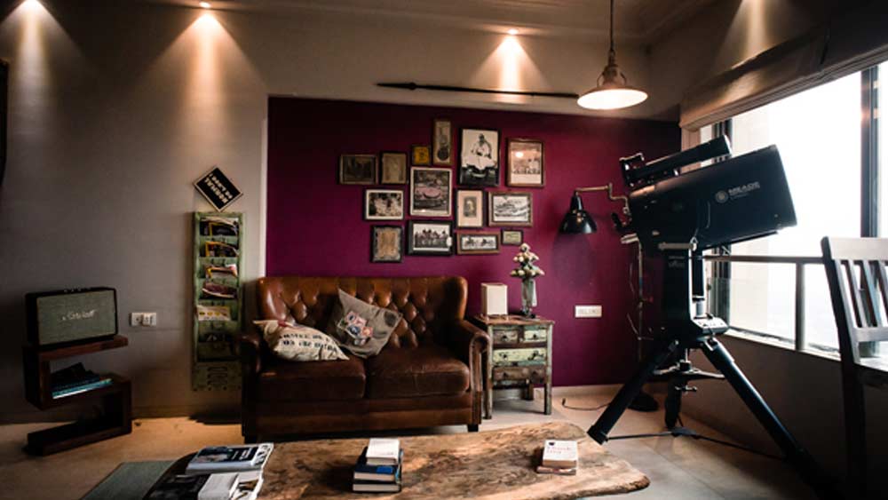 ঘরের আলোর ব্যবহারও করেছিলেন ভেবেচিন্তে। উজ্জ্বল আলোর বদলে তাঁর পছন্দ ছিল আলো আঁধারির কারুকাজ।