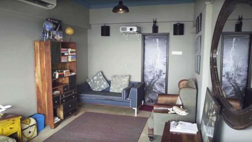 কিছুটা ম্লান রঙের শৈল্পিক জিনিস দিয়েই সাজিয়ে রাখতেন ঘরের প্রতিটি কোণ।