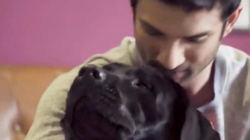 ছ’ হাজার বর্গফুটের এই বিশাল বাংলোয় পরিচারকদের সঙ্গে একাই থাকতেন সুশান্ত সিংহ রাজপুত। খেলার সঙ্গী ছিল আদরের পোষ্য।