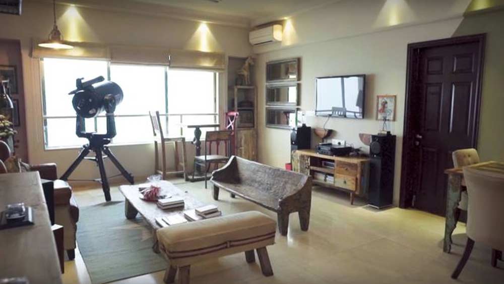 শূন্য ঘরে বই, কফিমাগ, গিটার, জানালার পাশে টেলিস্কোপ, পড়ে রইল সব। দোসরদের ফেলে সুশান্ত পাড়ি দিলেন দিকশূন্যপুরে।