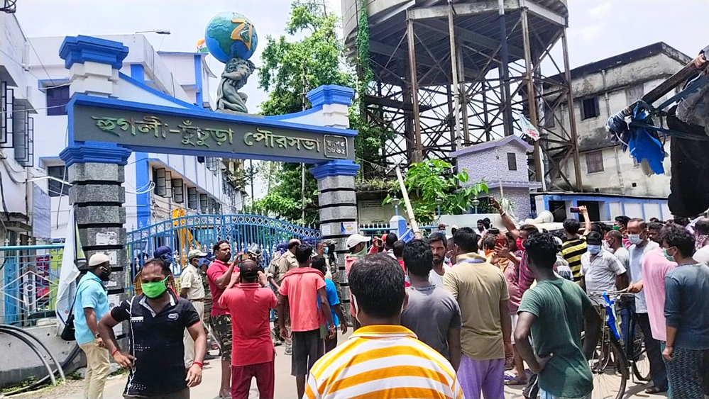 প্রতিবাদ: চুঁচুড়া পুরসভার সামনে স্থায়ী চাকরির দাবিতে মঙ্গলবার অস্থায়ী কর্মীদের ফের বিক্ষোভ। ছবি: তাপস ঘোষ