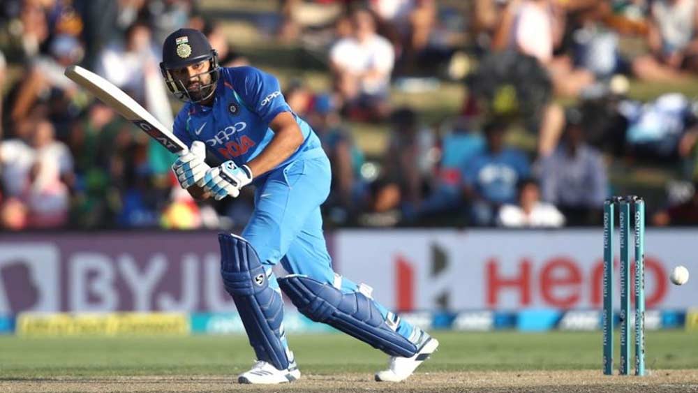 হগের দলের হয়ে ওপেনিং করবেন রোহিত শর্মা। ২০১৯ সালে ইংল্যান্ডে হওয়া বিশ্বকাপে পাঁচ সেঞ্চুরি সহ ৬৪৮ রান করেছিলেন হিটম্যান। গত বছর ওয়ানডে ফরম্যাটের সেরা ব্যাটসম্যানও হয়েছিলেন মুম্বইকর। বছর শেষ করেছিলেন ১৪৯০ রানে। যা সবার চেয়ে বেশি।