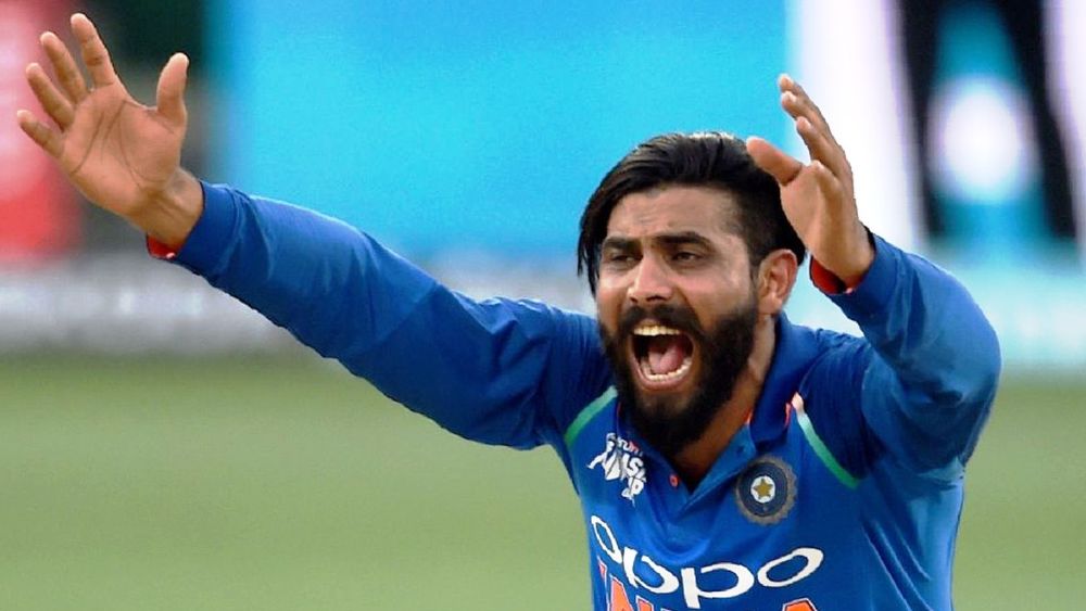 সাতে রবীন্দ্র জাডেজা। ১৬৫ ম্যাচে বাঁ-হাতি ব্যাটসম্যান ৩১.৮৮ গড়ে করেছেন ২২৯৬ রান। এক ডজন হাফসেঞ্চুরি রয়েছে তার মধ্যে। স্ট্রাইক রেট ৮৫.৯৬। আর বাঁ-হাতি স্পিনার হিসেবে নিয়েছেন ১৮৭ উইকেট। ইকনমি রেট পাঁচের নীচে। দ্রুত ওভার শেষ করে ব্যাটসম্যানকে চাপে ফেলতে ‘স্যর’ জাডেজার তুলনা নেই।