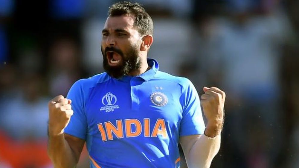 হগের দলে আছেন আরও এক ভারতীয় পেসার, মহম্মদ শামি। ৭৭ এক দিনের ম্যাচে ১৪৪ উইকেট নিয়েছেন তিনি। গড় ২৫.৪২, স্ট্রাইক রেট ২৭.২। এক বার পাঁচ উইকেট নিয়েছেন তিনি। জশপ্রীত বুমরা, ট্রেন্ট বোল্টের মতো পেসারদের জায়গা হয়নি এই দলে।