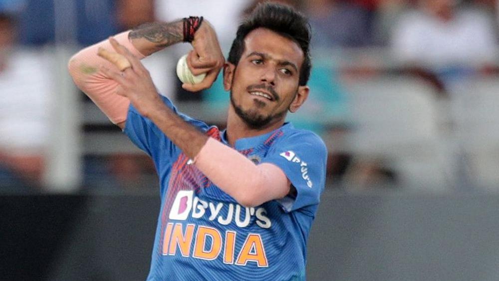 একমাত্র স্পিনার হিসেবে লেগস্পিনার যুজভেন্দ্র চহালকে রেখেছেন হগ। অ্যাডাম জাম্পা, রশিদ খান, আদিল রশিদদের টপকে দলে তিনি। ৫২ ম্যাচে ৯১ উইকেট নিয়েছেন তিনি। তার মধ্যে দু’বার রয়েছে পাঁচ উইকেট। গড় ২৫.৮৩, ইকনমি রেট ৫.০৭, স্ট্রাইক রেট ৩০.৫।