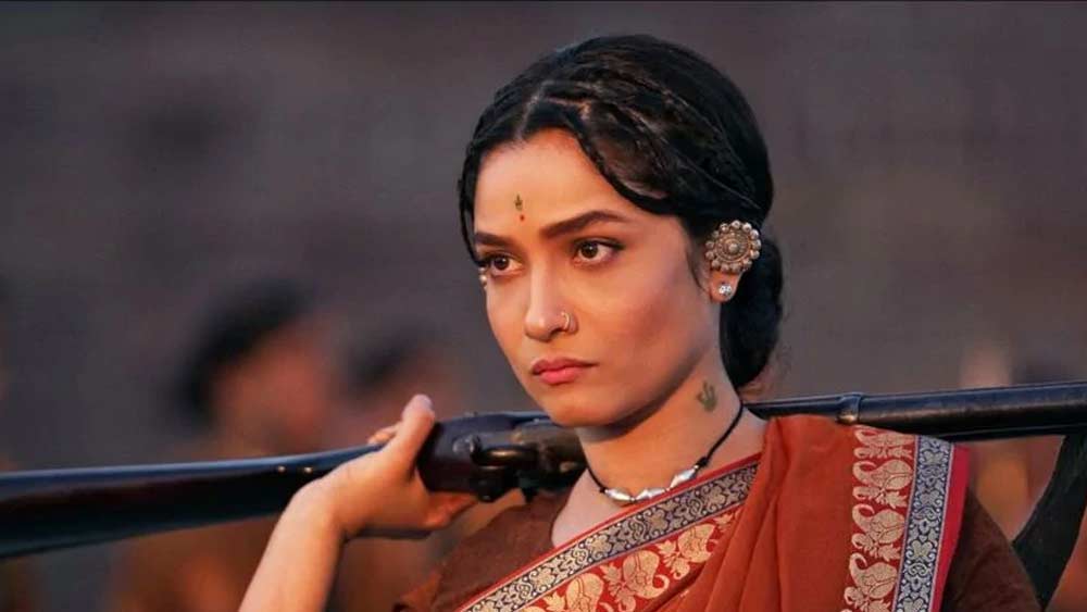 ২০১৯ সালে ‘মণিকর্ণিকা’ ছবিতে তিনি অভিনয় করেন ঝলকারি বাঈ-এর চরিত্রে। পরের বছর তাঁকে দেখা যায় ‘বাগী থ্রি’ ছবিতে। এখনও পর্যন্ত এই দু’টি ছবিতেই অভিনয় করেছেন তিনি।