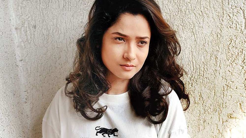 মাত্র ৩৪ বছর বয়সে সুশান্ত সিংহ রাজপুতের রহস্যমৃত্যুর ঘটনায় নতুন করে আলোচিত হচ্ছে তাঁদের প্রেমপর্ব। তবে অঙ্কিতা প্রকাশ্যে এখনও শোকবার্তা দেননি। একটি সংবাদমাধ্যমের তরফে ফোন করে তাঁকে খবরটা জানানো হয়।