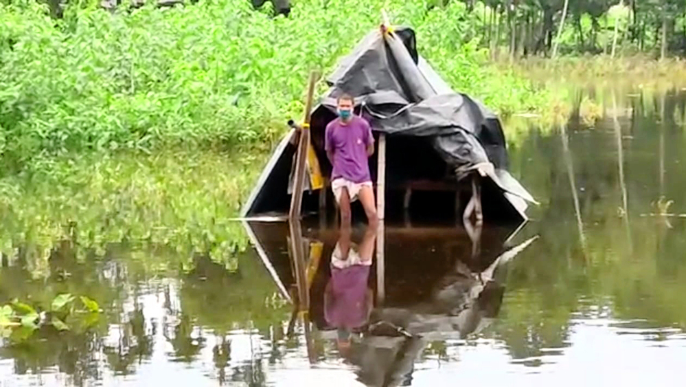 জলে ডুবে তাঁবু। ধূপগুড়িতে। নিজস্ব চিত্র