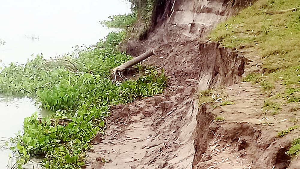 Bhagirathi is swallowing the bank, there are fears about the railway line