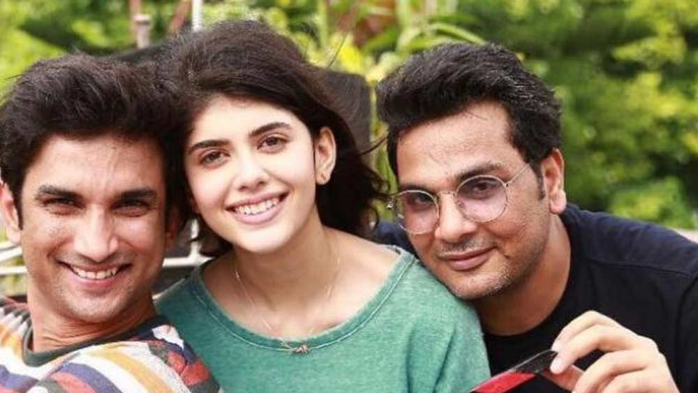 মুকেশ ছাবড়ার পারিচালনায় এই রোমান্টিকড্রামা জন গ্রিনের উপন্যাস ‘দ্য ফল্ট ইন আওয়ার স্টারস’-এর উপর নির্ভর করে নির্মিত।