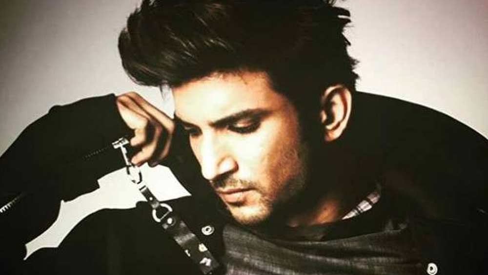 বলিউডের গতধরা নায়কের ছক বার বার পেরিয়েযেতে চেয়েছিলেন সুশান্ত সিংহ রাজপুত। উজ্জ্বল চোখ, স্মিত হাসি, বুদ্ধিদীপ্তঅভিনয়ের মিশেলে তিনি বিভিন্ন চিত্রনাট্যে ভেঙেওছিলেন নিজেকে।