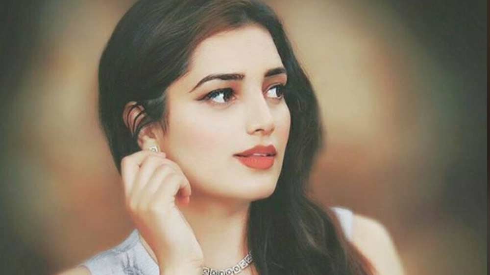 গরিমাও তাঁর মায়ের মতোই লড়াকু। সৌন্দর্য প্রতিযোগিতায় সেরার শিরোপা পেয়েও উপেক্ষা করেছিলেন বিনোদন দুনিয়ার রঙিন হাতছানি। পরিবর্তে বেছে নিয়েছিলেন সেনাবাহিনীর কঠিন জীবন।