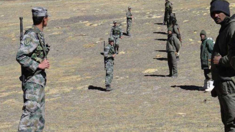 গত বেশ কয়েক দিন ধরেই গলওয়ান উপত্যকায় মুখোমুখি অবস্থায় রয়েছে ভারত এবং চিনের সেনা। সেনা স্তরে বিভিন্ন পর্যায়ের বৈঠকেও দু’পক্ষের সম্পর্কের বরফ গলেনি।