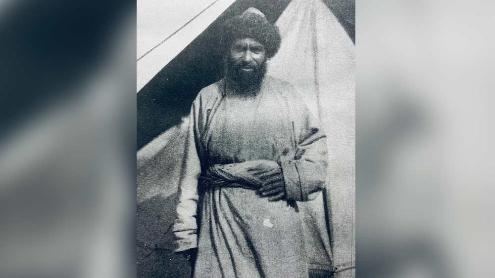 পাহাড়-পর্বতে নিত্যনতুন অভিযানে গুলাম রসুলের হাতেখড়ি মাত্র ১২ বছর বয়সে। পরিবারের অবস্থা হতদরিদ্র। তাই ওই বয়সেই স্যার ফ্রান্সিস ইয়ংহাসব্যান্ডের দলে কুলি হিসাবে যোগ দিয়েছিলেন রসুল।