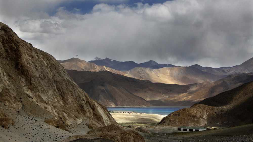 এক দিকে খাদ, অন্য দিকে গিরিবর্ত্ম। দুর্গম এলাকায় পথ হারিয়ে কার্যত দিশেহারা হয়ে পড়েন চার্লস মারে এবং তাঁর দলবল।