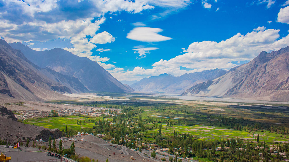 কুলি বা টাট্টু ঘোড়া চালকের পেশা দিয়ে জীবন শুরু করে লেহ-র ব্রিটিশ জয়েন্ট কমিশনারের প্রধান সহকারী পর্যন্ত হয়েছিলেন গুলাম রসুল। কিন্তু লাদাখের ওই পাহাড়, নদী, গিরিখাত তাঁকে টানত। তাই থিতু হওয়া হয়ে ওঠেনি। একের পর এক অভিযানে সামিল হয়েছিলেন তিনি। পথই ছিল তাঁর এক মাত্র নেশা।