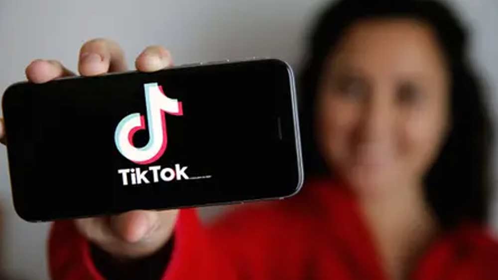 ৫২টি চিনা অ্যাপের তালিকায় উপরের দিকে রয়েছে টিকটকের নাম। ‘টিকটক’ হল ছোট ভিডিয়ো তৈরির অ্যাপ। বিগত কয়েক বছরে কমবয়সীদের মধ্যে বিপুল হারে বেড়েছে এই অ্যাপের জনপ্রিয়তা। দুর্ঘটনা থেকে অপরাধ বিভিন্ন কারণে বিতর্কের মুখে পড়তে হয়েছে টিকটককে।