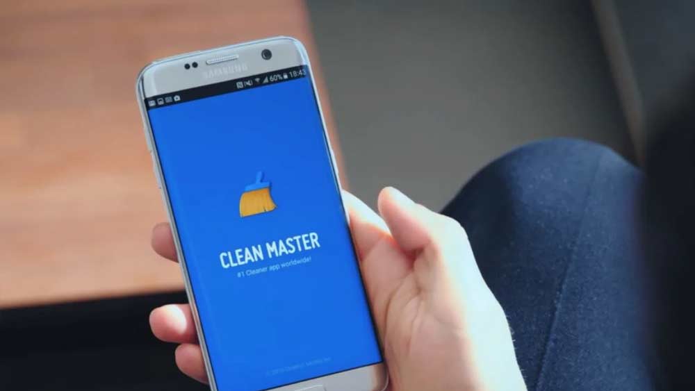 ‘ভাইরাস ক্লিনার’, ‘ডিইউ ক্লিনার’, ‘ক্লিন মাস্টার’-এর মতো মোবাইলের অপ্রয়োজনীয় ফাইল পরিষ্কার করার অ্যাপ ব্যবহার করেন অনেকেই। সেই সাফাইয়ের আড়ালেই মোবাইল থেকে তথ্য হাতিয়ে নেওয়ার অভিযোগ এই সব অ্যাপের বিরুদ্ধে।