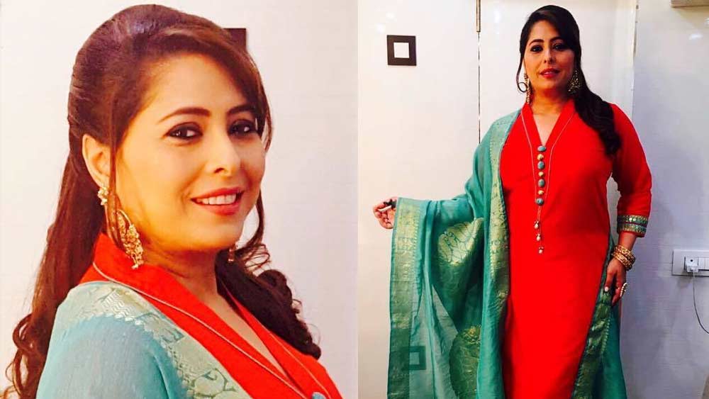 সেই মতো প্রস্তুতিও নিচ্ছিলেন। কিন্তু বাধ সাধে তাঁর চোখ। ছোটবেলাতেই দৃষ্টিশক্তি দুর্বল হওয়ায় তিন বার বিমান সেবিকার পরীক্ষা দিলেও শারীরিক পরীক্ষার সময় বাদ পড়ে যান তিনি। এ দিকে সংসারের দায়িত্বও বাড়ছিল।