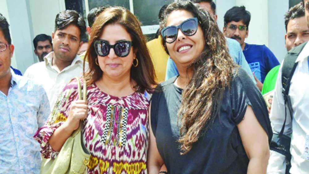 বাধ্য হয়েই মাত্র ১৫ বছর বয়সে গীতা যোগদান করেন ফারাহ খানের নাচের গ্রুপে। এ দিকে কলেজে পড়ার সময়েই গীতার কাছে আসতে থাকে ছোট ছোট কাজের অফার। নিজেও কাজ করতে শুরু করেন জুনিয়ত আর্টিস্ট হিসেবে। শ্রীদেবীর 'খুদা গাওয়া', অনিল কপূরের 'নায়ক' ছবিতে খুব ছোট ছোট চরিত্রে অভিনয় করতে শুরু করেন তিনি। একইসঙ্গে চলছিল নাচের তালিমও।