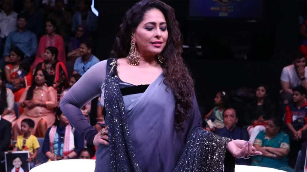 যেমন ভাবা সেই কাজ। গীতা বেরিয়ে আসেন ফারাহর গ্রুপ থেকে কিন্তু এটা বলিউড। এ খানে শুধু মাত্র গুণ থাকলেই হয় না। একই সঙ্গে দরকার নেটওয়ার্কিং, যা গীতার ছিল না। ফলে ব্যর্থ হয়ে তিনি আবার ফিরে আসেন ফারাহর কাছেই।