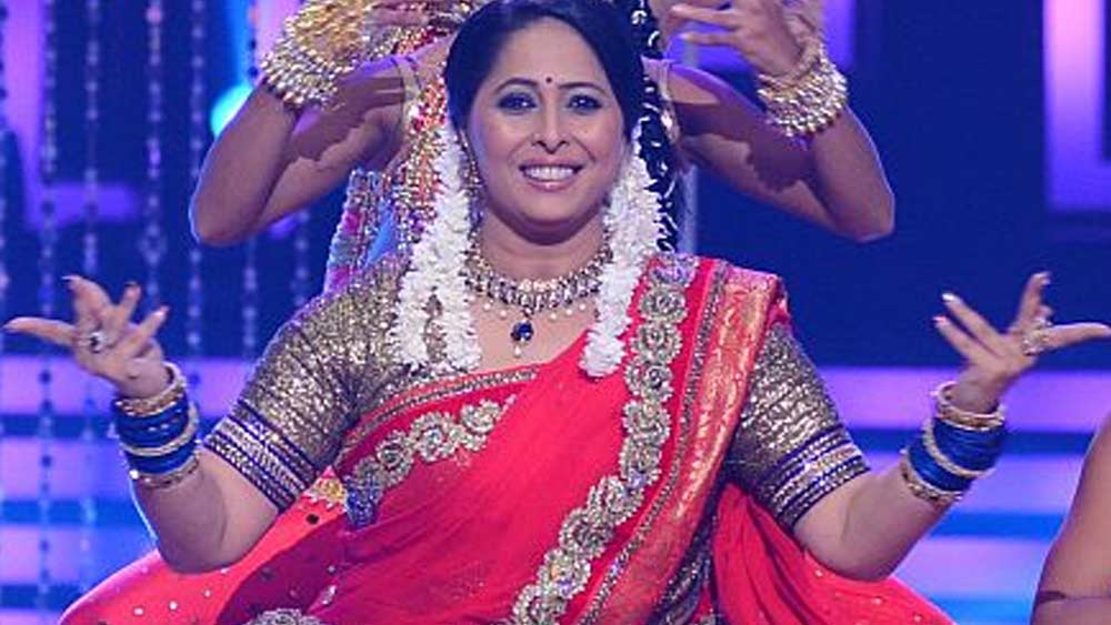 কিন্তু কার সঙ্গে? উঠতি মডেল এবং কোরিওগ্রাফার রাজীব। যদিও সে কথা গুঞ্জন বলে উড়িয়ে দেন গীতা। বলেন তাঁরা বন্ধু। একসঙ্গে বিভিন্ন জায়গায় হাজির হলেও কখনও এই সম্পর্কের কথা স্বীকার করেননি তিনি।