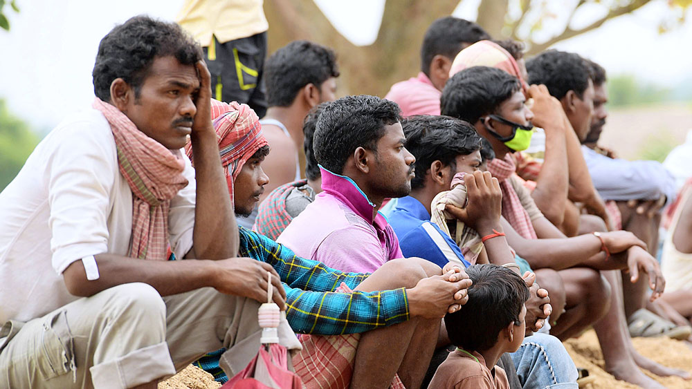 অপেক্ষা: লাদাখে নিহত জওয়ান রাজেশ ওরাংয়ের দেহ আসার প্রতীক্ষায় তাঁর বাড়ির সামনে বাসিন্দারা। বৃহস্পতিবার মহম্মদবাজারের বেলগড়িয়ায়। ছবি: তাপস বন্দ্যোপাধ্যায়