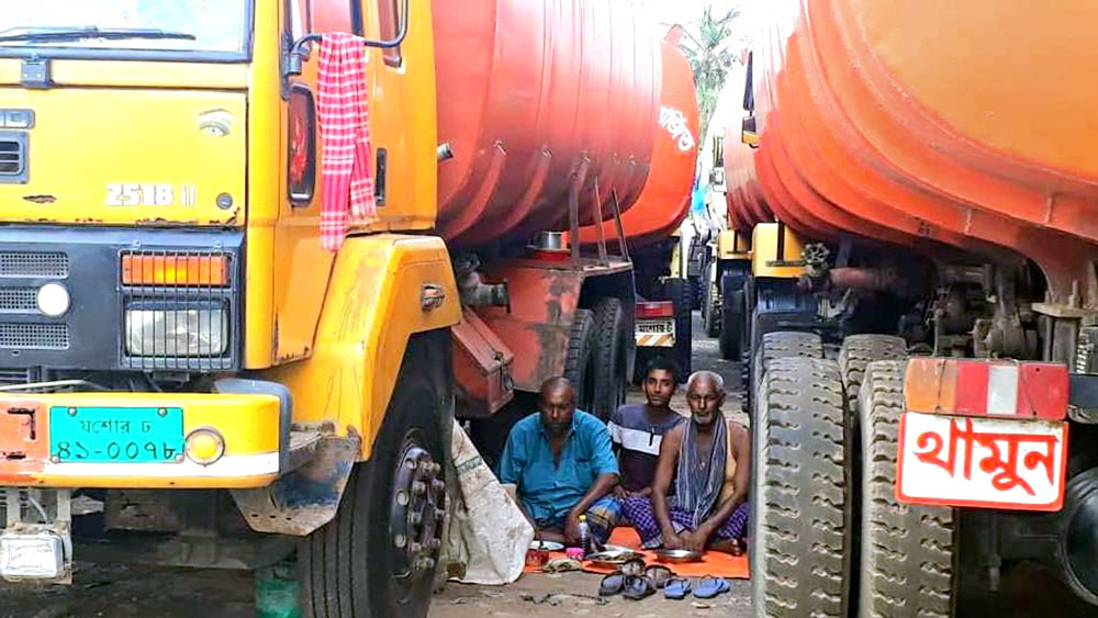 এ ভাবে দিন কাটছে ওঁদের। —নিজস্ব চিত্র