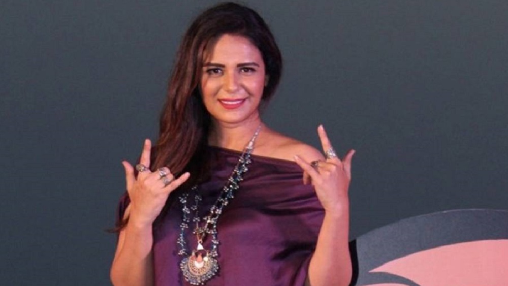 এর পর অ্যাওয়ার্ড ফাংশন এবং রিয়ালিটি শো সঞ্চালোনায় হাত দেন মোনা সিংহ। ‘ঝলক দিখলা জা,’ ‘এন্টারটেইনমেন্ট কে লিয়ে কুছ ভি করেগা’-র মতো অনুষ্ঠান সঞ্চালোনা করেন তিনি।